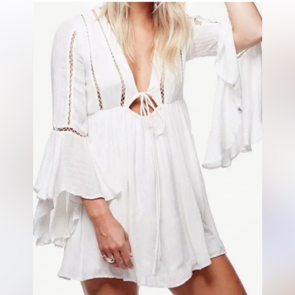Romeo Style Bell Sleeve White Flowy Boho Tie-Front Mini Dress Size Medium NWOT